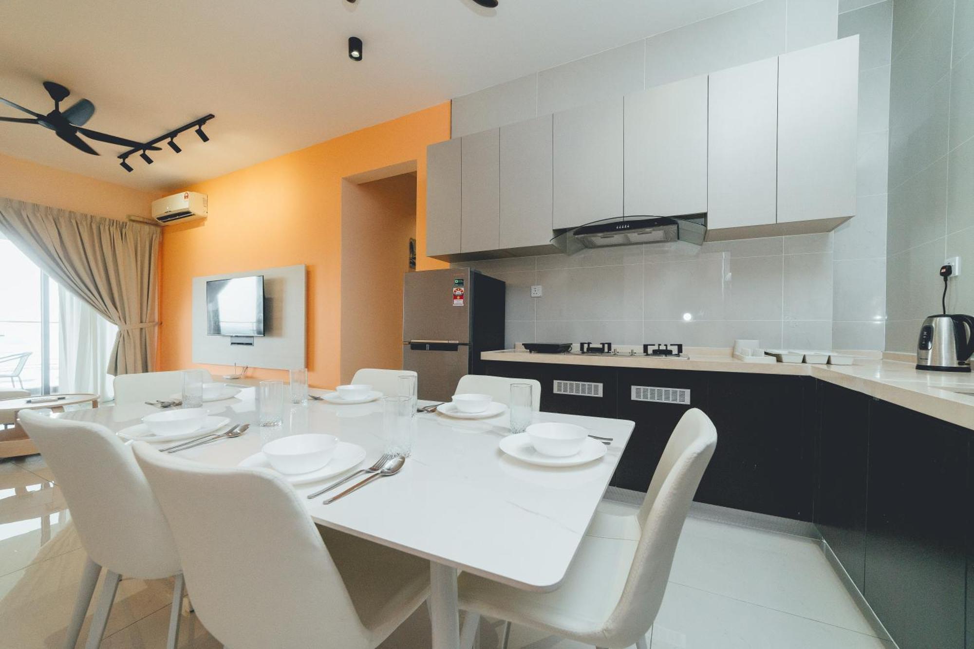 Danga Bay Pastel Hideout 3br 7pax Balcony View By Our Apartemen *